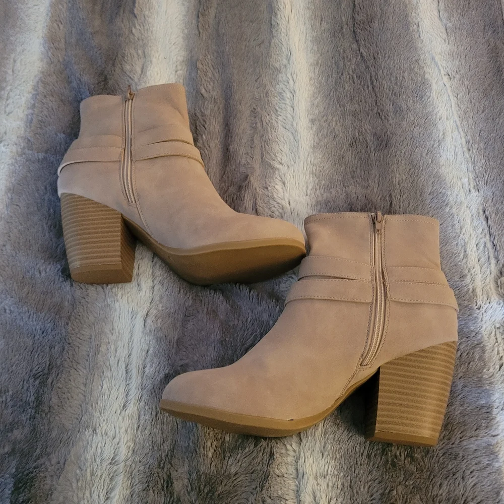 Dolce by Mojo Moxy NWOT Size 10